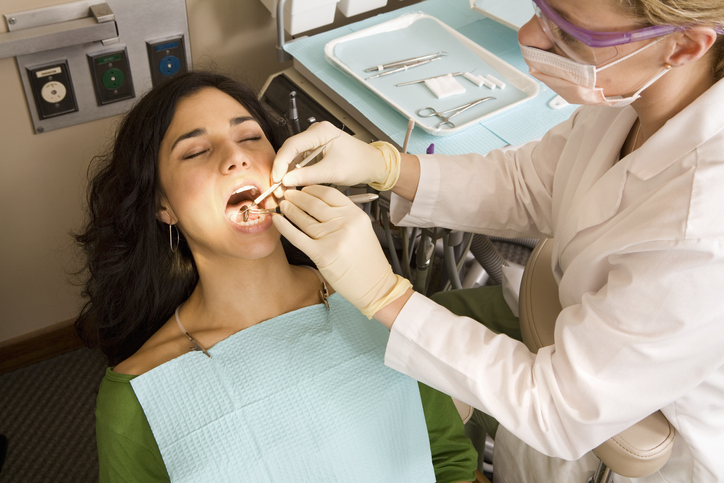 Sprawdzanie zębów przez dentystkę